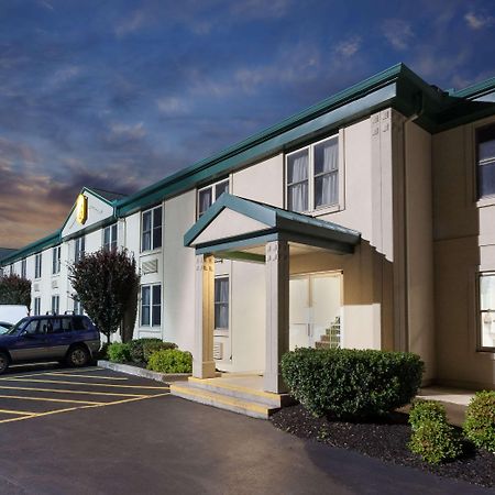 Super 8 By Wyndham Harrisburg Hershey West Motel Екстериор снимка