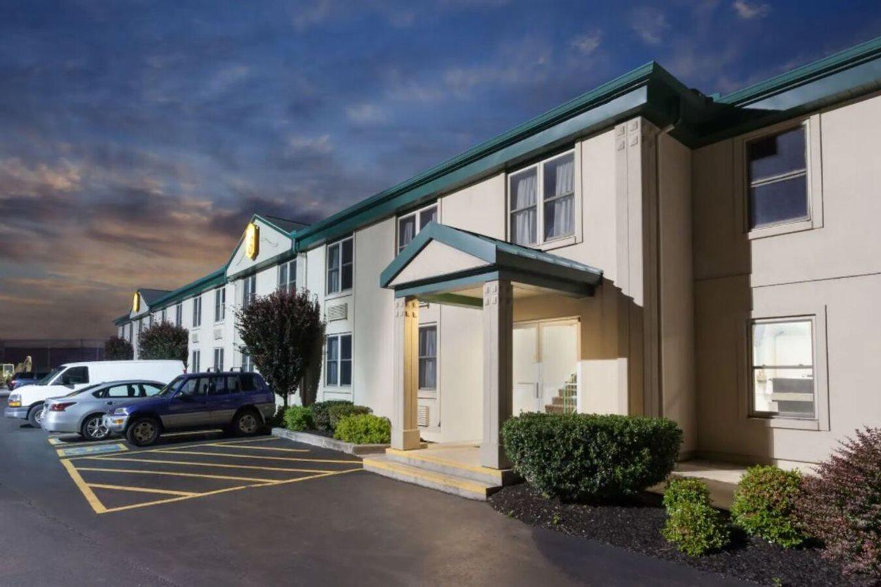 Super 8 By Wyndham Harrisburg Hershey West Motel Екстериор снимка