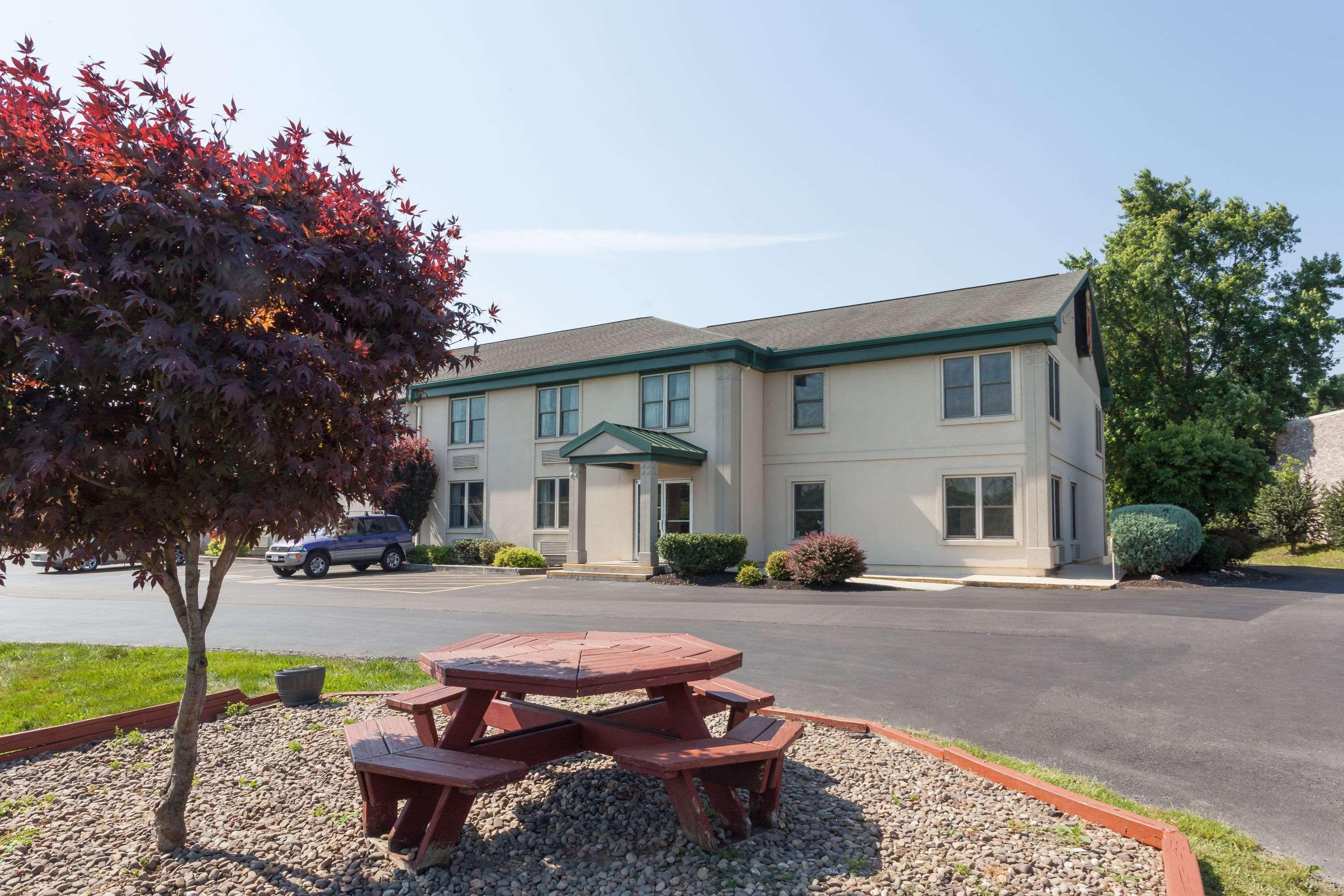 Super 8 By Wyndham Harrisburg Hershey West Motel Екстериор снимка